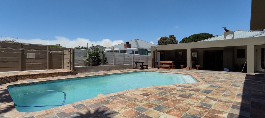 To Let 4 Bedroom Property for Rent in Newton Park Eastern Cape